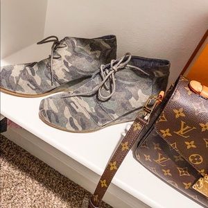 Toms Camo Wedge Booties size 10